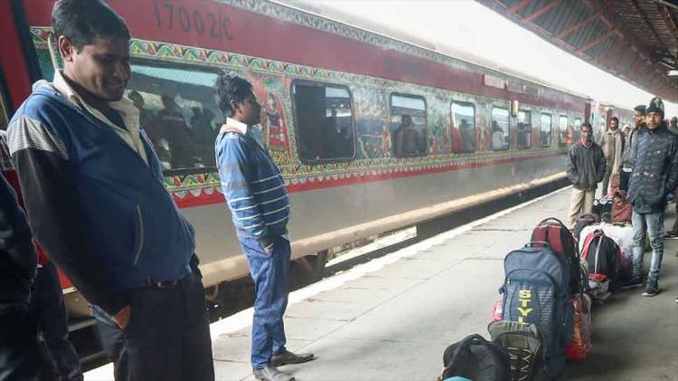 Fog disrupts rail services, 21 trains running late in Northern Railway region